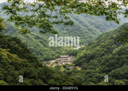Blick auf einen Tempel in Korea vom Gipfel eines Berges. Aufgenommen in Baegyagnsa, Südkorea, Baegyangsa, Südkorea Stockfoto