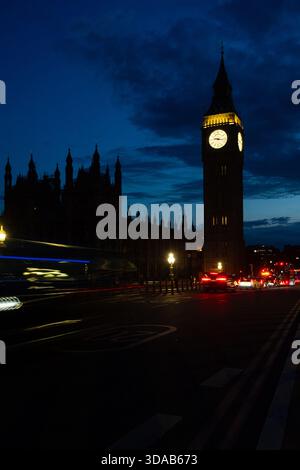 Big Ben und der Palast von Westminster, auch bekannt als die Houses of Parliament, bei Nacht von der Westminster Bridge aus gesehen, London, Großbritannien. Stockfoto