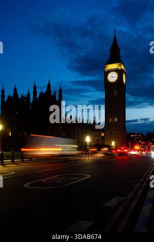 Big Ben und der Palast von Westminster, auch bekannt als die Houses of Parliament, bei Nacht von der Westminster Bridge aus gesehen, London, Großbritannien. Stockfoto