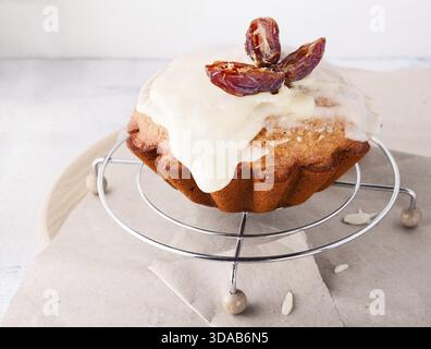 Scheibe Datum Kuchen und Termine auf einem Tisch Stockfoto