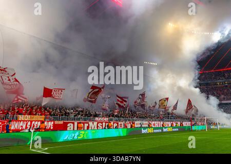 Dortmund, Deutschland 09. Dezember 2025: Champions League - 2025/2026 - FC Bayern München gegen Sporting Lissabon im Bild: Pyrotechnik, Rauch in der Südkurve Stockfoto