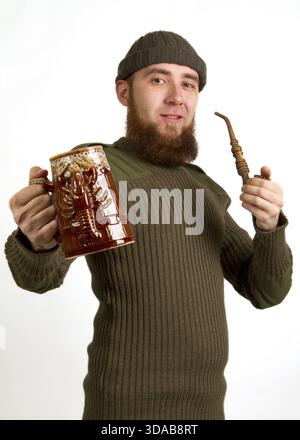 Glückliche junge, bärtigen Kerl trinken Bier aus dem Glas auf weißem Hintergrund Stockfoto