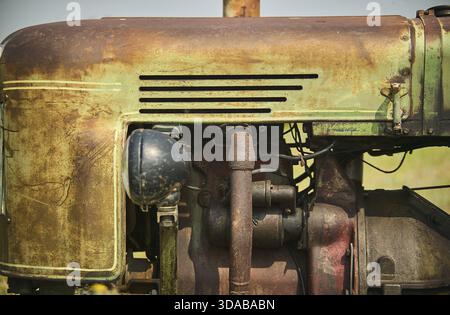 Ein alter, verrosteter Motor, der vor 50 Jahren zu einem Traktor gehörte Stockfoto