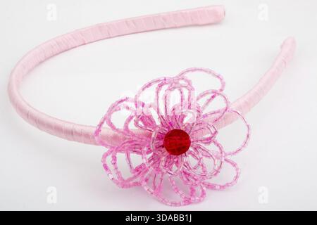 Schöne handgemachte Haarnadel zum Dekorieren Ihrer Haare isoliert auf weißem Hintergrund Stockfoto