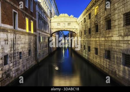 Seufzerbrücke am frühen Morgen mit der Reflexion über den Kanal. Aufgenommen in der Nacht, Venedig, Italien Stockfoto