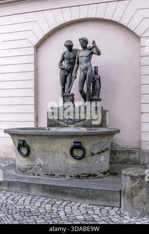 Ildefonso-Brunnen mit zwei jungen Männern und seitlichen Griffen mit einer rosa Wand im Hintergrund, am Platz der Demokratie, Altstadt, Weimar, Do Stockfoto