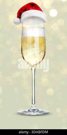 Sekt im Glas mit kleinem Weihnachtsmann-Hut auf hellgoldenem Hintergrund, Bokeh-Lichter Stockfoto