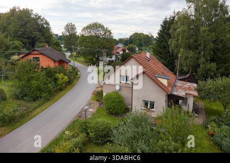 Tschechische Dorfstraße mit Häusern Stockfoto