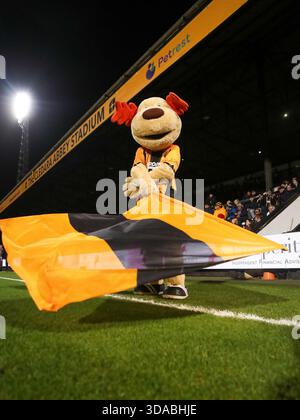 CAMBRIDGE, ENGLAND – 9. DEZEMBER: Marvin the Moose weht eine Flagge vor dem Spiel der EFL League 2 zwischen Cambridge United und Chesterfield im Abbey Stadium, Cambridge, am 9. Dezember 2025 in Cambridge, Großbritannien. (Foto: Mitch Davidson) Mitchel Davidson/Alamy Live News Stockfoto