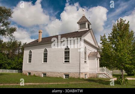 Historisches Kirchengebäude in Old World Wisconsin in der Nähe von Eagle, Wisconsin, das als Teil eines lebendigen Geschichtsmuseums im Freien erhalten wurde. Stockfoto