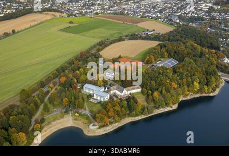 Willkommen Hotel Meschede/Hennesee mit Bootsanlegestelle und Tennisanlagen am Hennesee in Herbstfarben, Meschede, Sauerland, Nordrhein-Westfalen, G Stockfoto