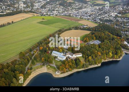 Willkommen Hotel Meschede/Hennesee mit Bootsanlegestelle und Tennisanlagen am Hennesee in Herbstfarben, Meschede, Sauerland, Nordrhein-Westfalen, G Stockfoto