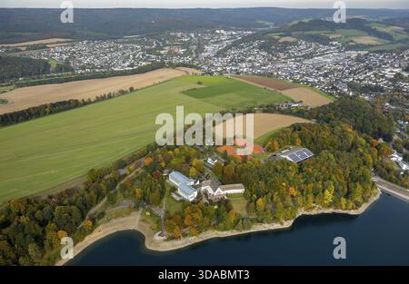 Willkommen Hotel Meschede/Hennesee mit Bootsanlegestelle und Tennisanlagen am Hennesee in Herbstfarben, Meschede, Sauerland, Nordrhein-Westfalen, G Stockfoto