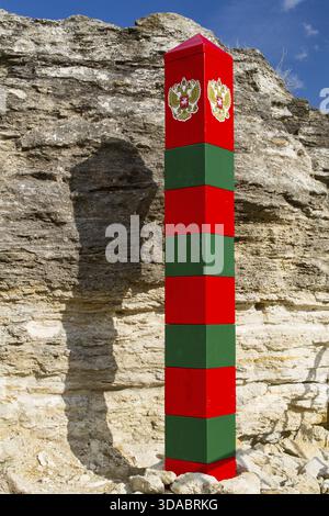 Grenzposten an der Grenze mit dem Emblem der Russland Stockfoto