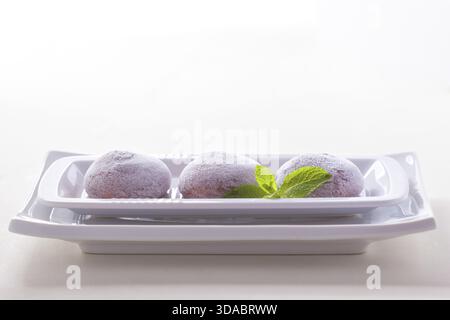 Schokolade Kokos-Mochi Eis auf weißem Hintergrund Stockfoto