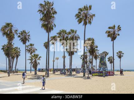VENEDIG, USA - 21. MAI 2015: Spaziergang am Meer am Venice Beach, Kalifornien. Venice Beach ist einer der beliebtesten Strände von LA County Stockfoto