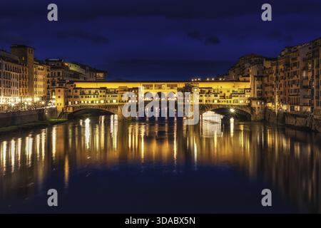 Ponte Vecchio und die Gebäude in der Nähe bei Nacht reflektieren auf dem Fluss Arno. Florenz, italien, Florenz, Italien Stockfoto