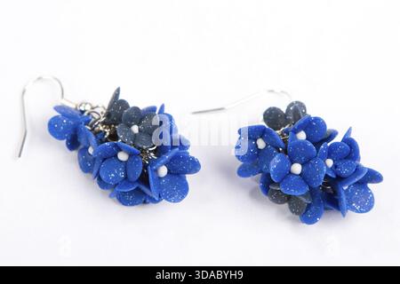 Blaue Rose Ohrringe schöne handgemachte Ohrringe isoliert auf weißem Hintergrund Stockfoto