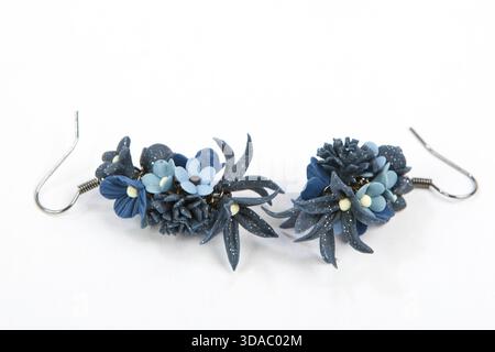 Blaue Rose Ohrringe schöne handgemachte Ohrringe isoliert auf weißem Hintergrund Stockfoto