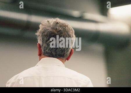 Porträt von Fabien Roussel. Fabien Roussel trifft Sie im Rahmen einer Tour de France, um Franzosen zu treffen. Live-Debatte über steigende Löhne, Stockfoto