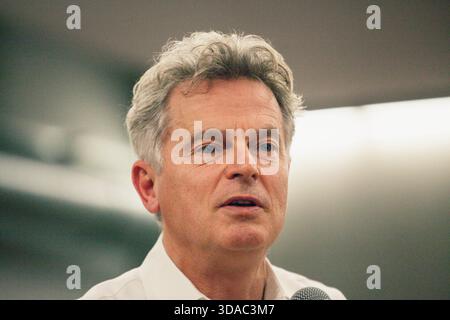 Porträt von Fabien Roussel. Fabien Roussel trifft Sie im Rahmen einer Tour de France, um Franzosen zu treffen. Live-Debatte über steigende Löhne, Stockfoto