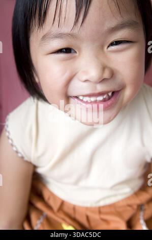 Asiatische Mädchen glücklich 5 Jahre alt Stockfoto
