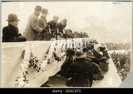 Historisches Vintage-Foto von Fotografen mit großen Box-Kameras, die auf einer schneebedeckten Plattform während der Amtseinführung von Präsident William Howard Taft in Washington, D.C., am 4. März 1909 versammelt wurden. Stockfoto