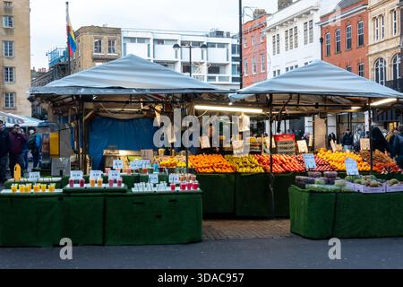 Cambridge Market Stand mit frischem Obst und Saft Stockfoto