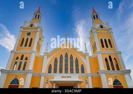 Kirche San Francisco de Asís in Aguada, Puerto Rico - neogotische Doppeltürme einer katholischen Kirche aus dem 20. Jahrhundert Stockfoto