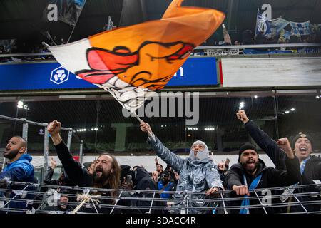 Brüssel, Belgien Dezember 2025. Die Fans von Marseille beim Spiel der UEFA Champions League 2025/26 League Phase MD6 zwischen Union SG und Olympique Marseille im RSC Anderlecht Stadium in Brüssel, Belgien am 9. Dezember 2025 (Foto: Andrew SURMA/ Credit: SIPA USA/Alamy Live News Stockfoto