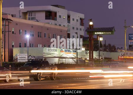 Los Angeles, Kalifornien, USA - 28. Dezember 2024: Abendlicher Verkehr fließt durch das Herz des Geschäftsviertels Koreatown. Stockfoto