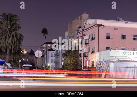 Los Angeles, Kalifornien, USA - 28. Dezember 2024: Abendlicher Verkehr strömt durch dichte Wohnhäuser in Koreatown. Stockfoto