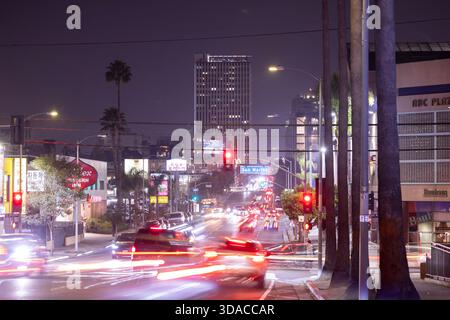 Los Angeles, Kalifornien, USA - 28. Dezember 2024: Abendlicher Verkehr fließt durch das Herz des Geschäftsviertels Koreatown. Stockfoto