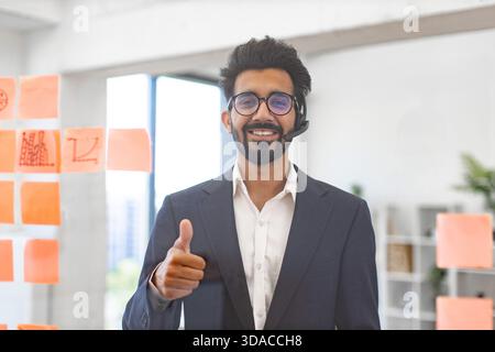 Indischer Geschäftsmann, Der Die Daumen Aufgibt Stockfoto