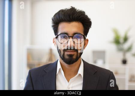 Indischer Geschäftsmann in Brille Stockfoto
