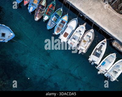 Blick von oben auf die Boote, die entlang des Piers im Hafen von San Giovanni Li Cuti angedockt sind Stockfoto