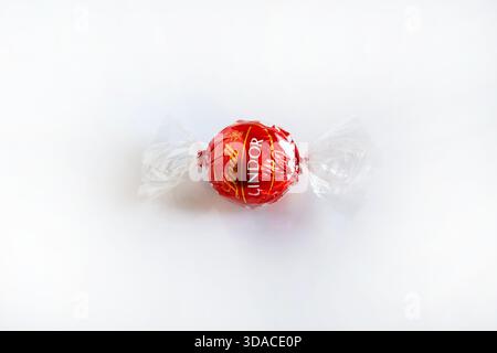 Florenz, Italien, 8. Dezember 2025. Lindt Lindor Schweizer Milchschokolade Trüffel isoliert auf weißem Hintergrund. Stockfoto