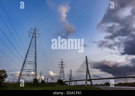 Strommasten und Flintshire Bridge mit Stromleitungen Stockfoto