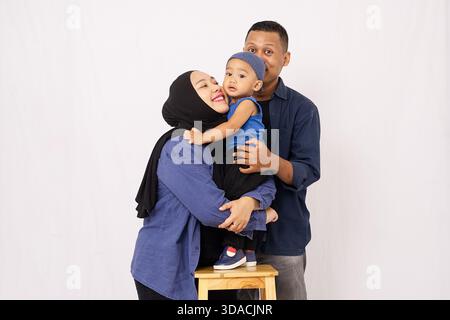 Der hübsche Junge, der auf einem Studiofoto geschossen wurde Stockfoto