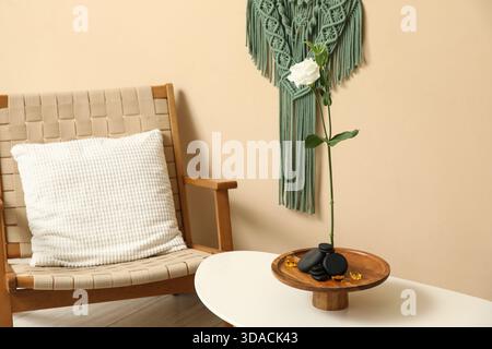 Kenzan mit wunderschönem Ikebana auf Couchtisch in stilvollem Wohnzimmer, Nahaufnahme Stockfoto