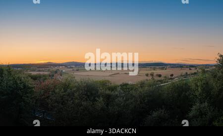 Weitwinkelansicht der Emporda-Ebene in Katalonien, Spanien, bei Sonnenuntergang, mit Feldern, entfernten Dörfern Stockfoto