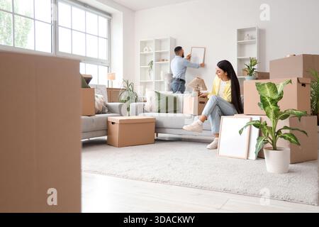Glückliches, junges Paar hängt am Umzugstag in der gemieteten Wohnung Stockfoto