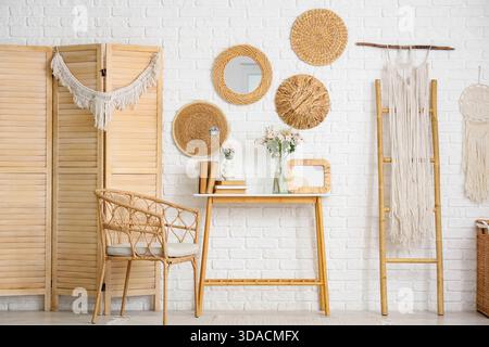 Das Innere des stilvollen Zimmers mit Blumensträußen auf dem Konsolentisch Stockfoto