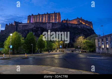 Edinburgh Castle am Abend von der Castle Terrace Street in Edinburgh, Schottland, Großbritannien. Stockfoto