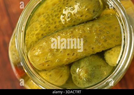 Nahaufnahme eingelegter Gurken im Glasgefäß Stockfoto