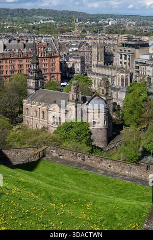 Stadt Edinburgh in Schottland, erhöhter Blick auf die Pfarrkirche St Cuthbert und St. John's Scottish Episcopal Church vom Edinburgh Castl aus Stockfoto
