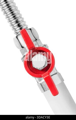 Wasserkugelventil aus Messing, das Kunststoffrohr und Stahlschlauch verbindet, über weiß isoliert Stockfoto