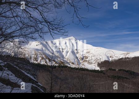 Die Gipfel im Corno alle Scale Park mit dem ersten Schnee Stockfoto