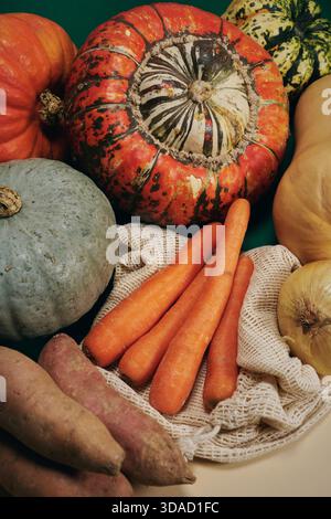 Stillleben mit Zutaten für Suppen - Kürbis, Karotten, Zwiebeln, Süßkartoffeln und Butternut Stockfoto