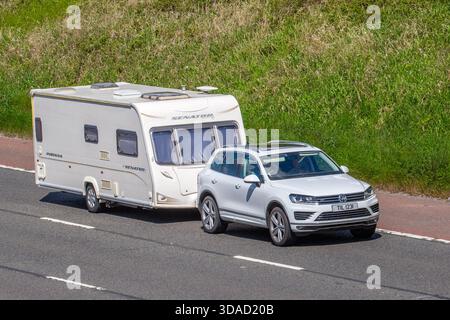 2017 White VW Volkswagen Touareg V6 R-Line + TDI BMT A V6 TDI 262 SCR 4Motion Bluemotion Auto Start/Stopp SUV Diesel 2967 ccm, Ziehen Senator Indiana Series 6 Caravan; Stockfoto